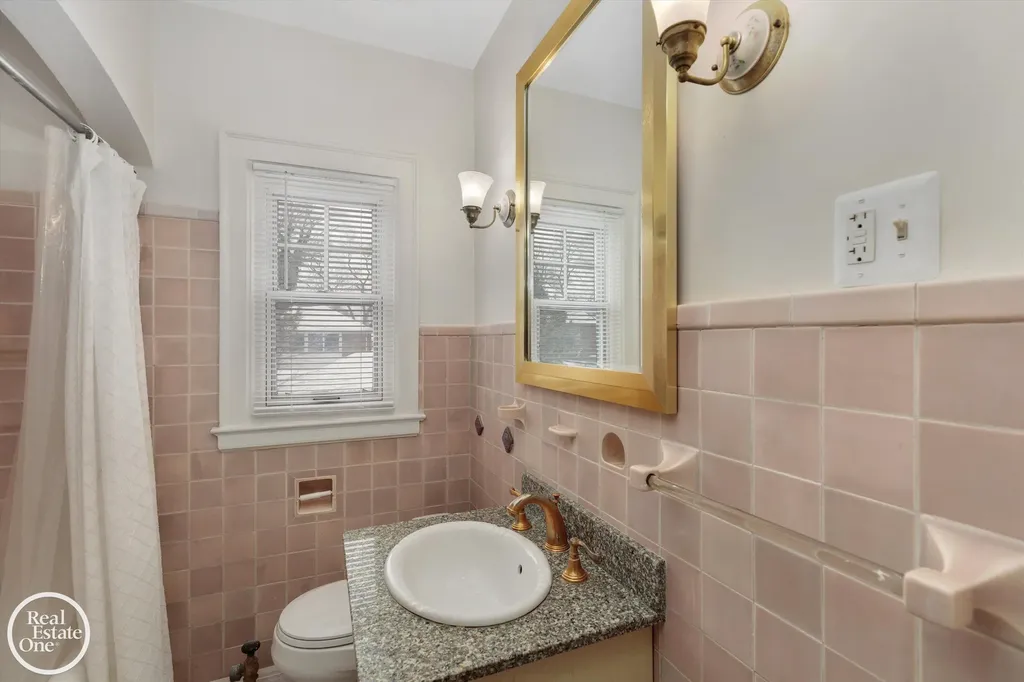 943 Harcourt Road Grosse Pointe Park City MI 48230