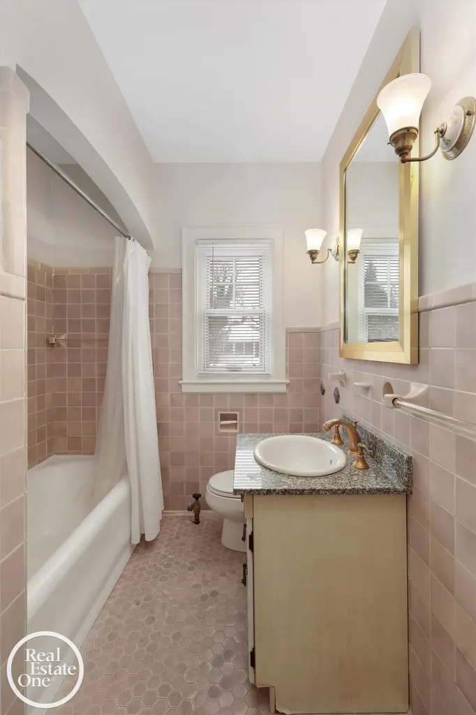 943 Harcourt Road Grosse Pointe Park City MI 48230