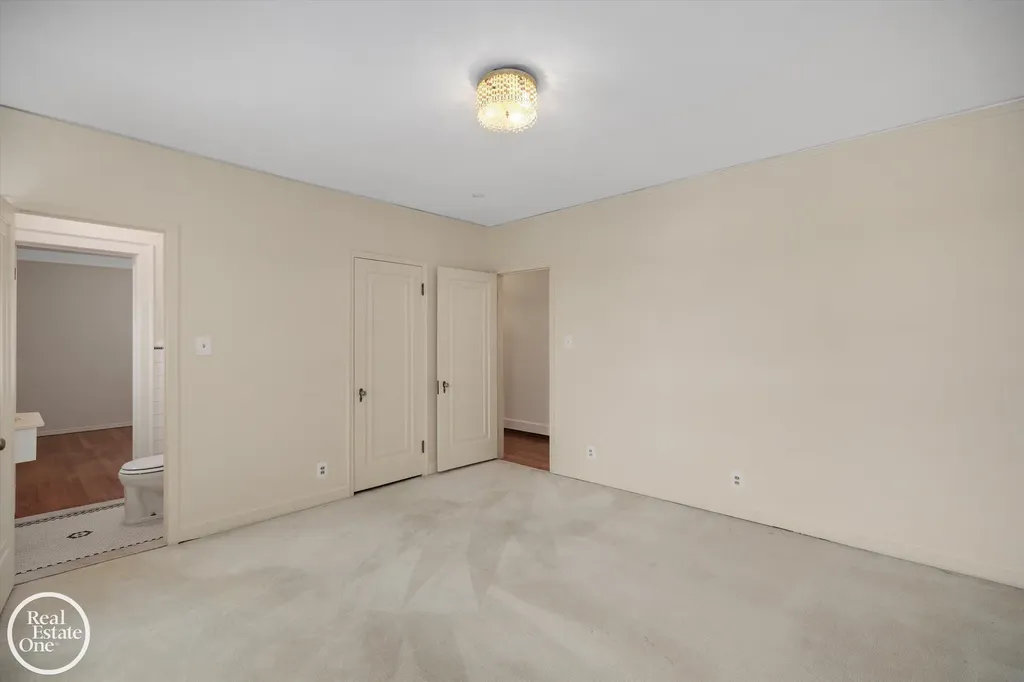 943 Harcourt Road Grosse Pointe Park City MI 48230