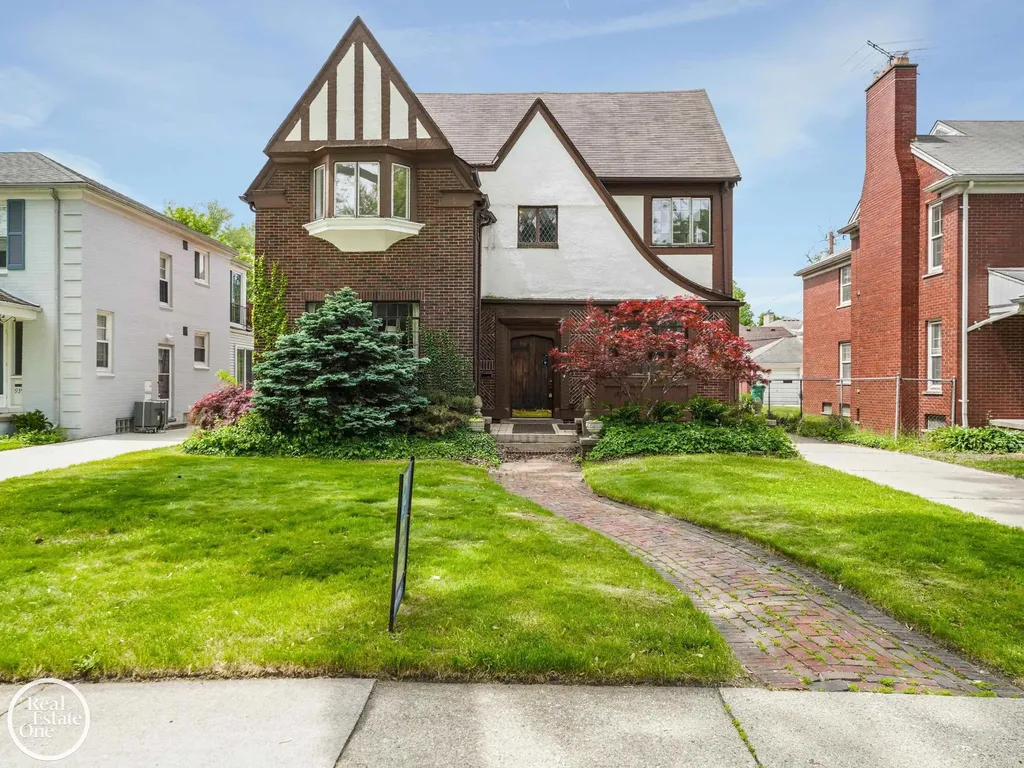 943 Harcourt Road Grosse Pointe Park City MI 48230