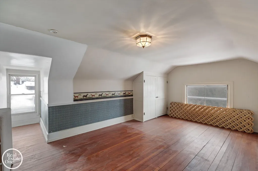 943 Harcourt Road Grosse Pointe Park City MI 48230