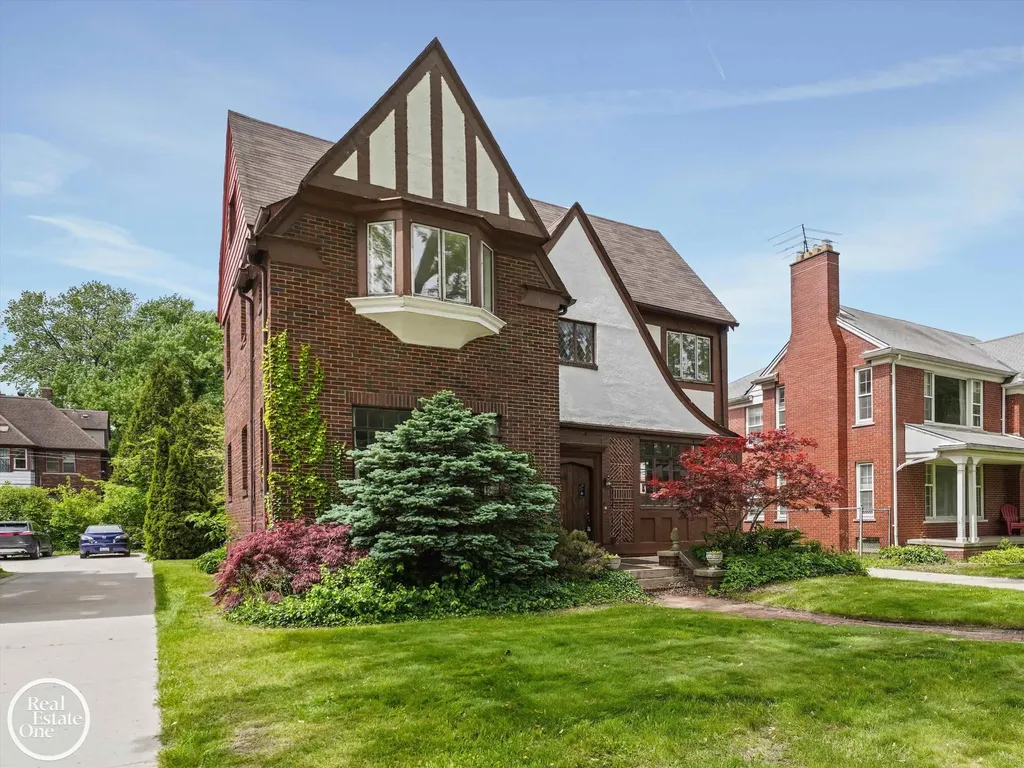 943 Harcourt Road Grosse Pointe Park City MI 48230