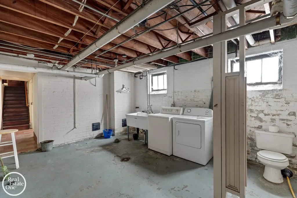 943 Harcourt Road Grosse Pointe Park City MI 48230