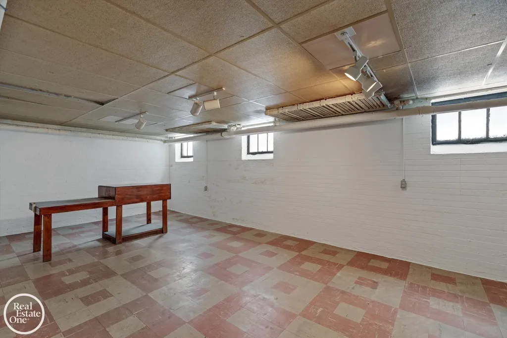 943 Harcourt Road Grosse Pointe Park City MI 48230