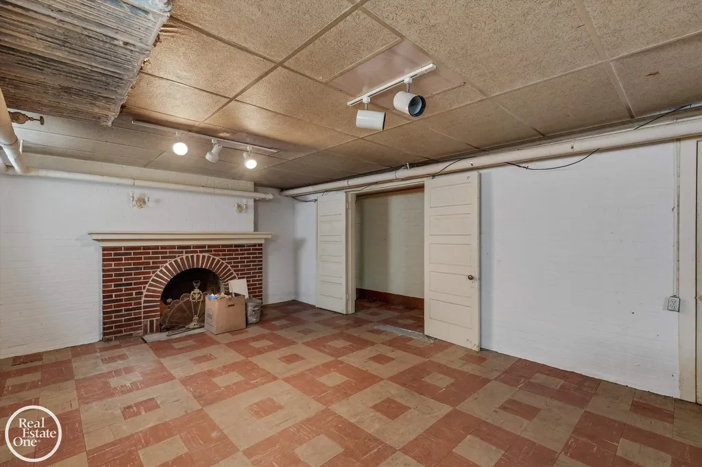 943 Harcourt Road Grosse Pointe Park City MI 48230