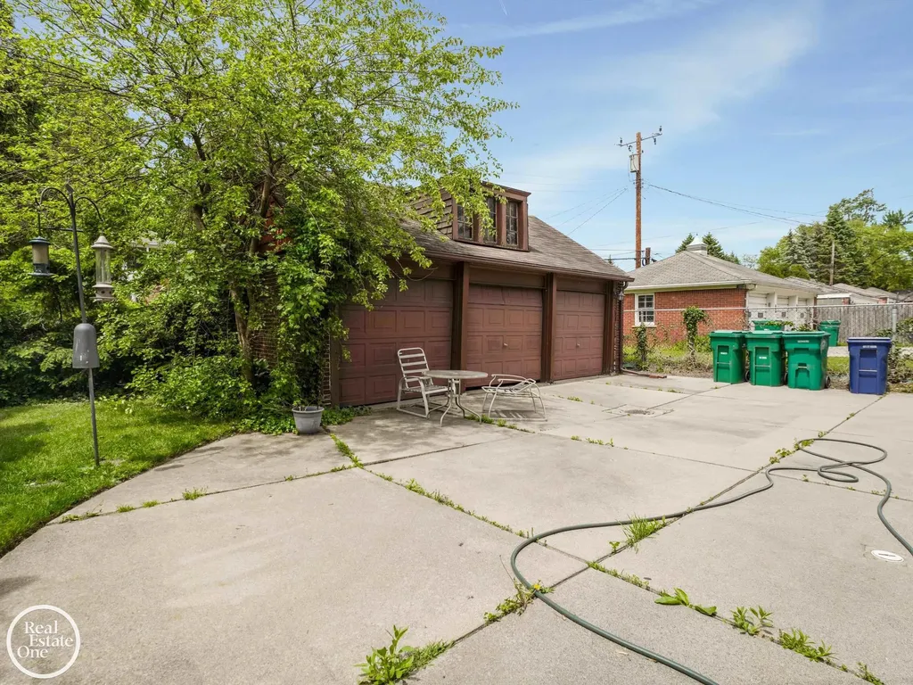943 Harcourt Road Grosse Pointe Park City MI 48230