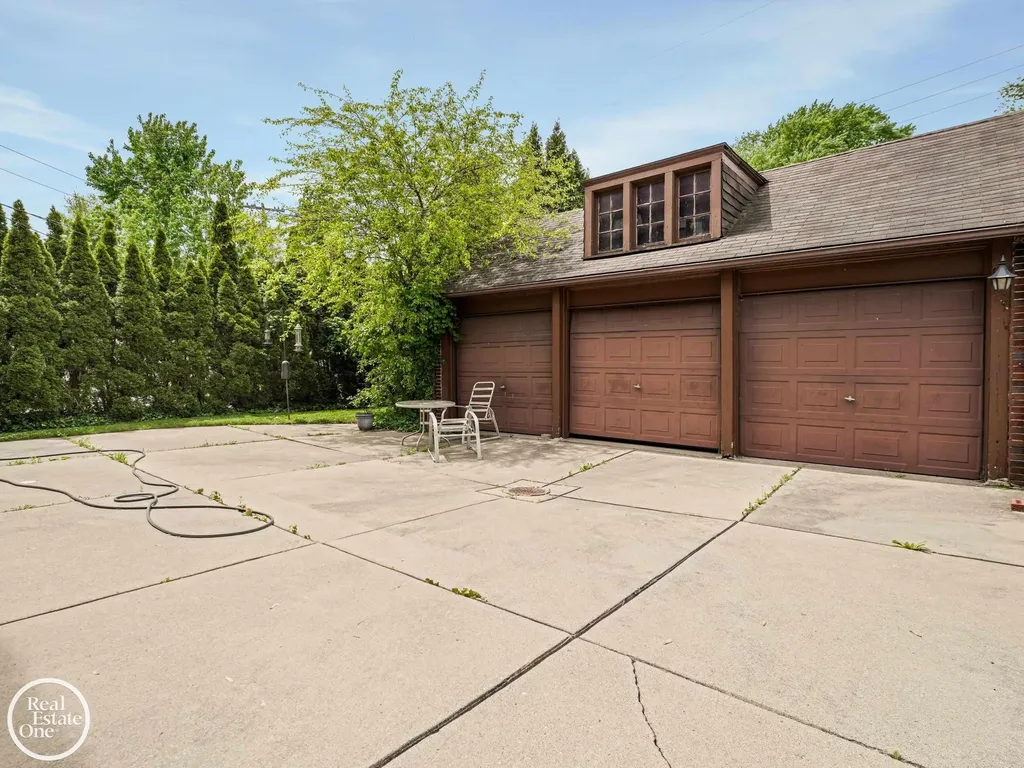 943 Harcourt Road Grosse Pointe Park City MI 48230