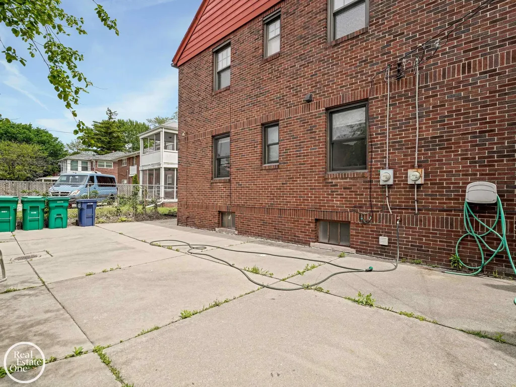 943 Harcourt Road Grosse Pointe Park City MI 48230