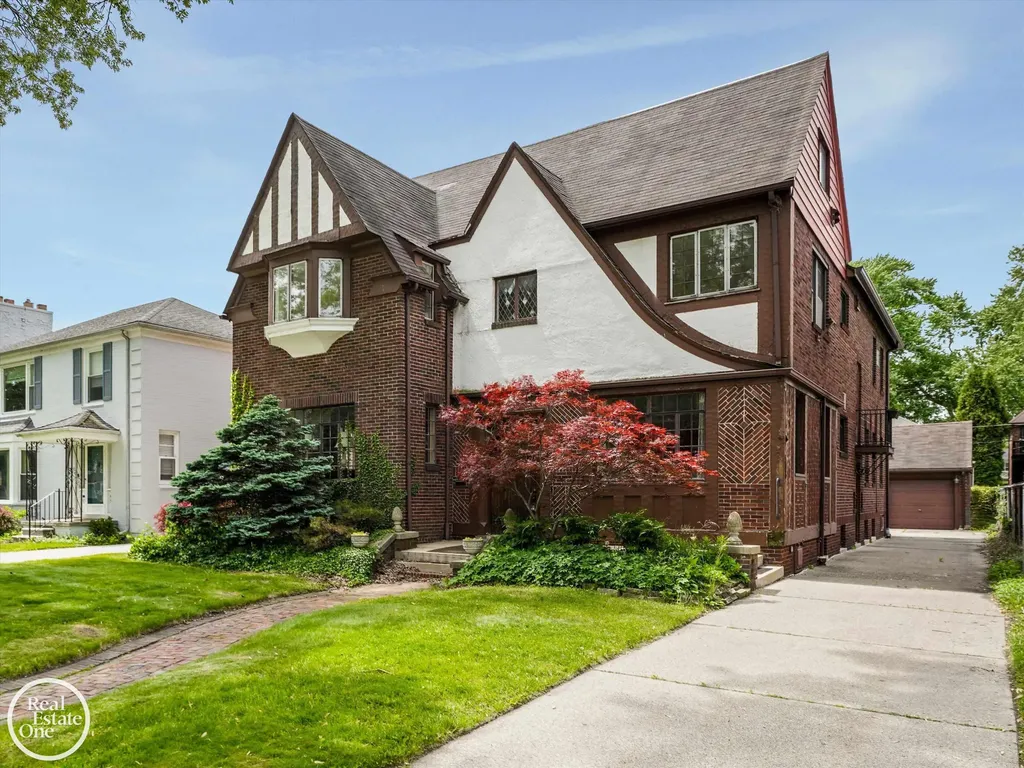 943 Harcourt Road Grosse Pointe Park City MI 48230