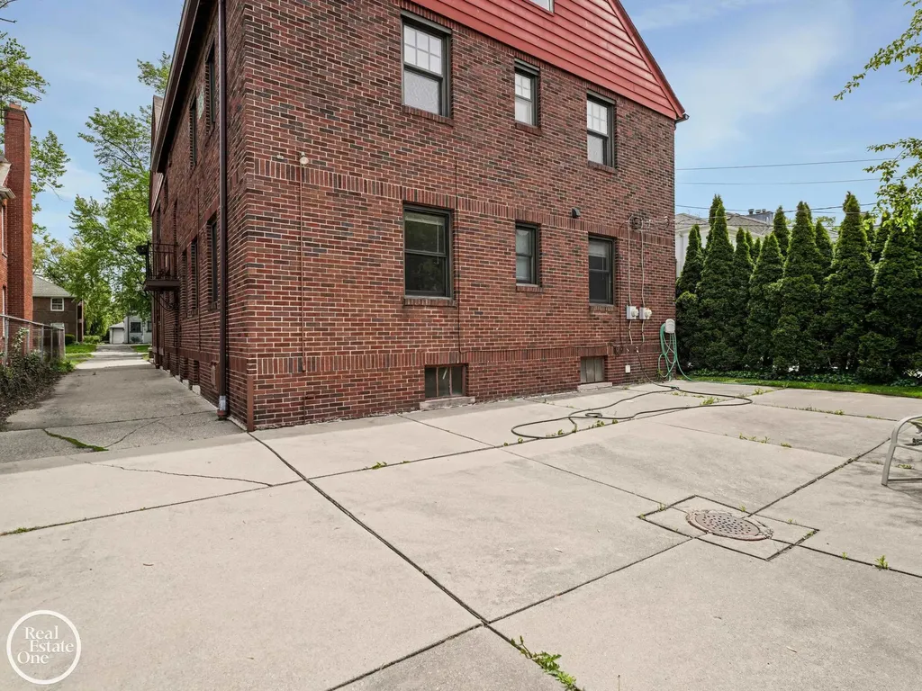943 Harcourt Road Grosse Pointe Park City MI 48230