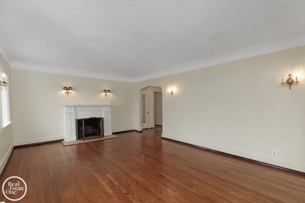 943 Harcourt Road Grosse Pointe Park City MI 48230
