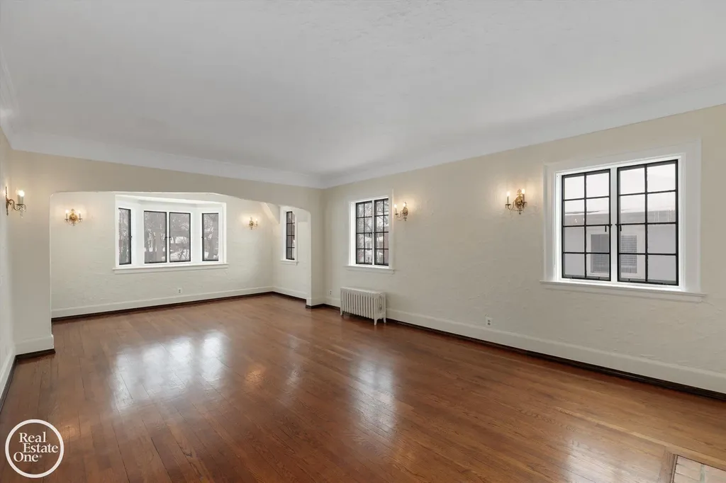 943 Harcourt Road Grosse Pointe Park City MI 48230