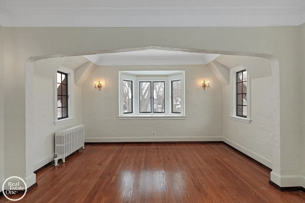 943 Harcourt Road Grosse Pointe Park City MI 48230