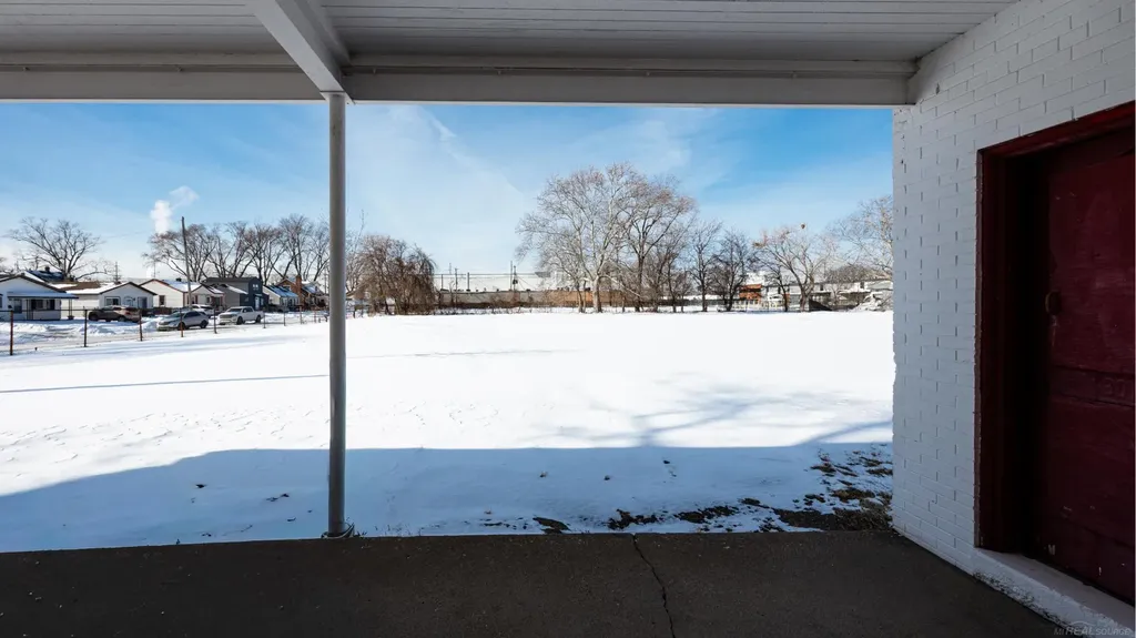 22021 Memphis Avenue Warren City MI 48091