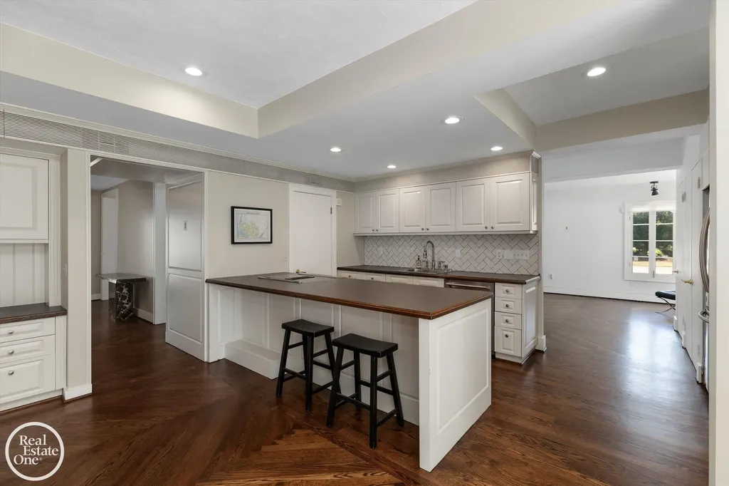 277 Lincoln Road Grosse Pointe City MI 48230