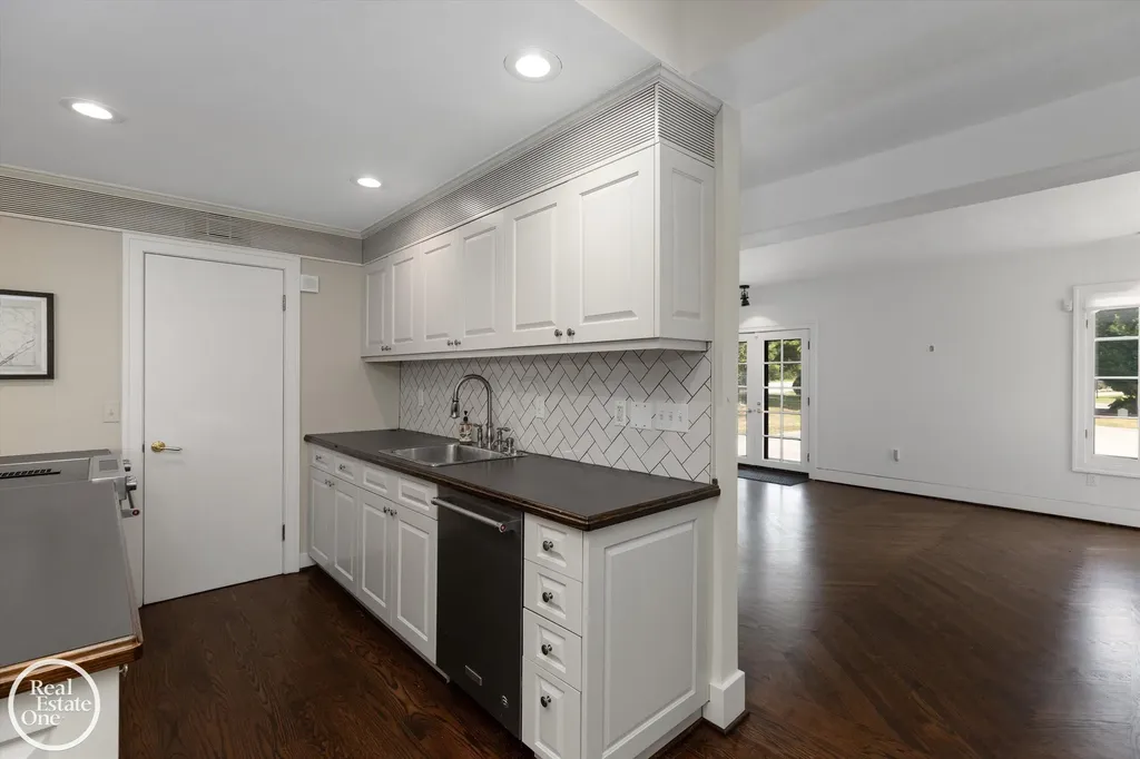 277 Lincoln Road Grosse Pointe City MI 48230