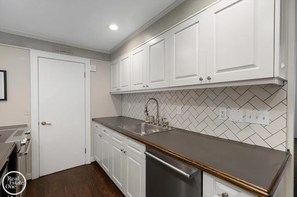 277 Lincoln Road Grosse Pointe City MI 48230
