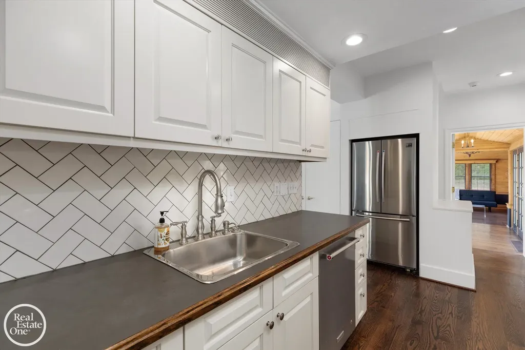 277 Lincoln Road Grosse Pointe City MI 48230