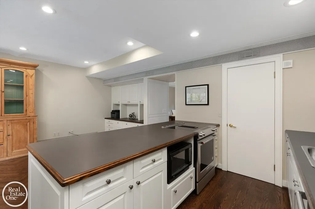 277 Lincoln Road Grosse Pointe City MI 48230