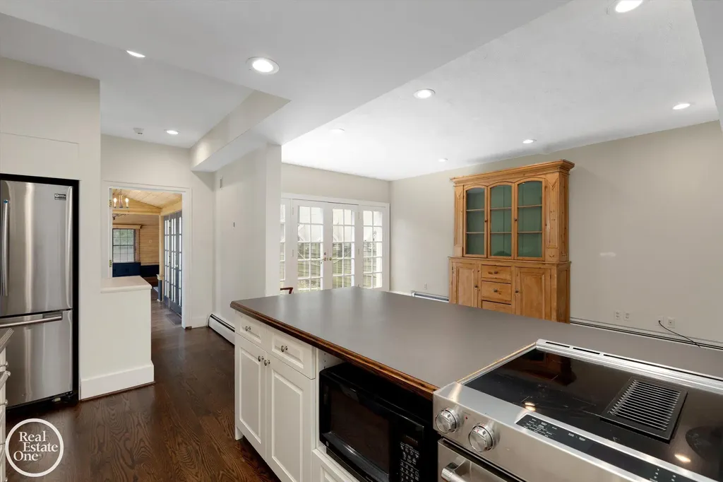 277 Lincoln Road Grosse Pointe City MI 48230