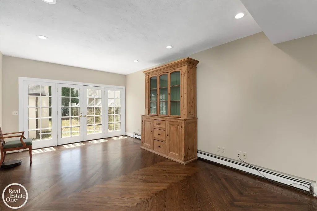277 Lincoln Road Grosse Pointe City MI 48230