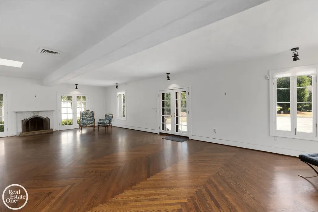 277 Lincoln Road Grosse Pointe City MI 48230