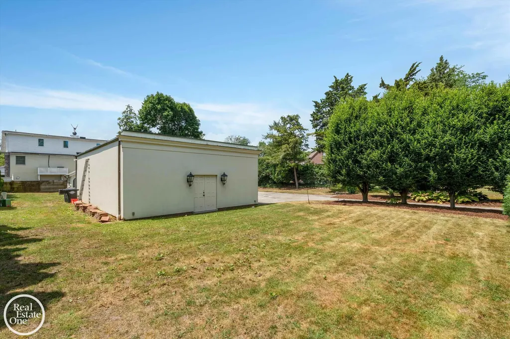 277 Lincoln Road Grosse Pointe City MI 48230