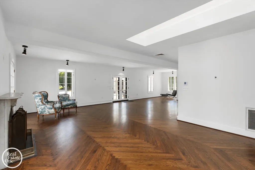 277 Lincoln Road Grosse Pointe City MI 48230