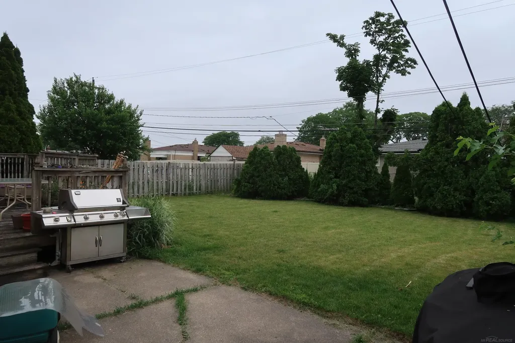 13517 Yvonne Drive Warren City MI 48088