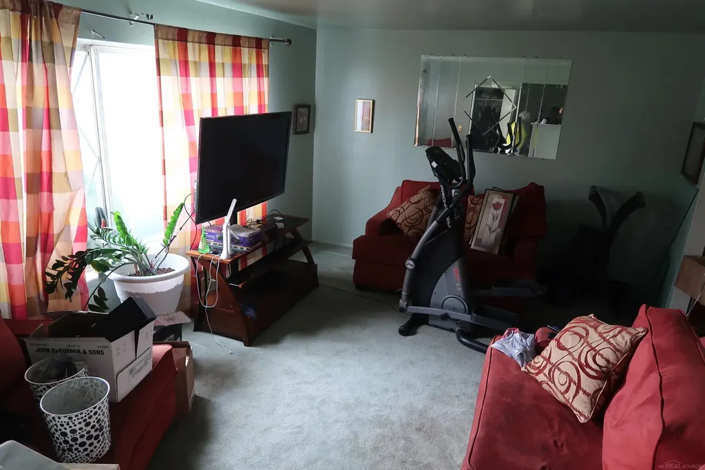 13517 Yvonne Drive Warren City MI 48088