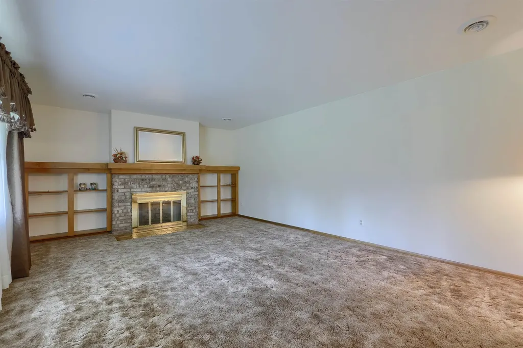 2734 E Wattles Road Troy City MI 48085