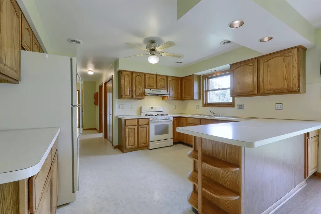 2734 E Wattles Road Troy City MI 48085
