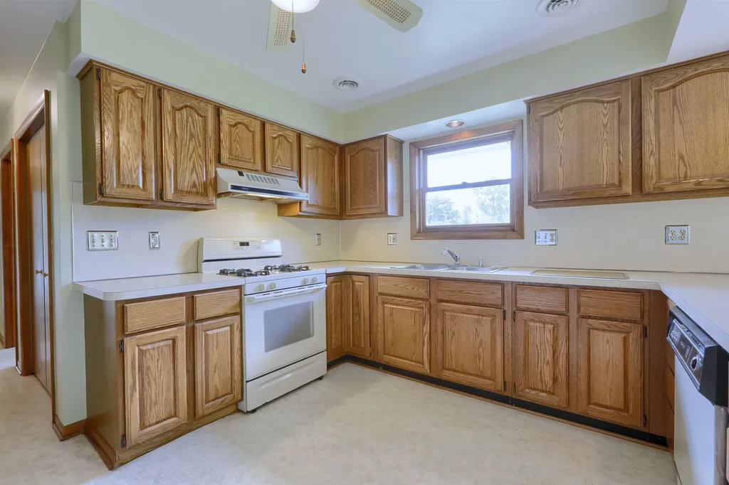 2734 E Wattles Road Troy City MI 48085