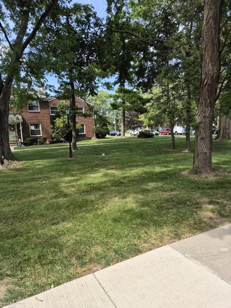 22925 Gary Lane St. Clair Shores City MI 48080