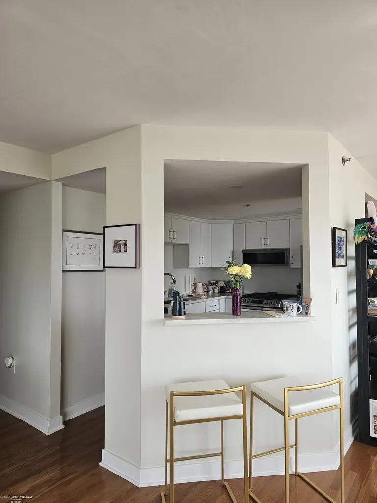 250 E Harbortown #1110 Drive Detroit City MI 48207