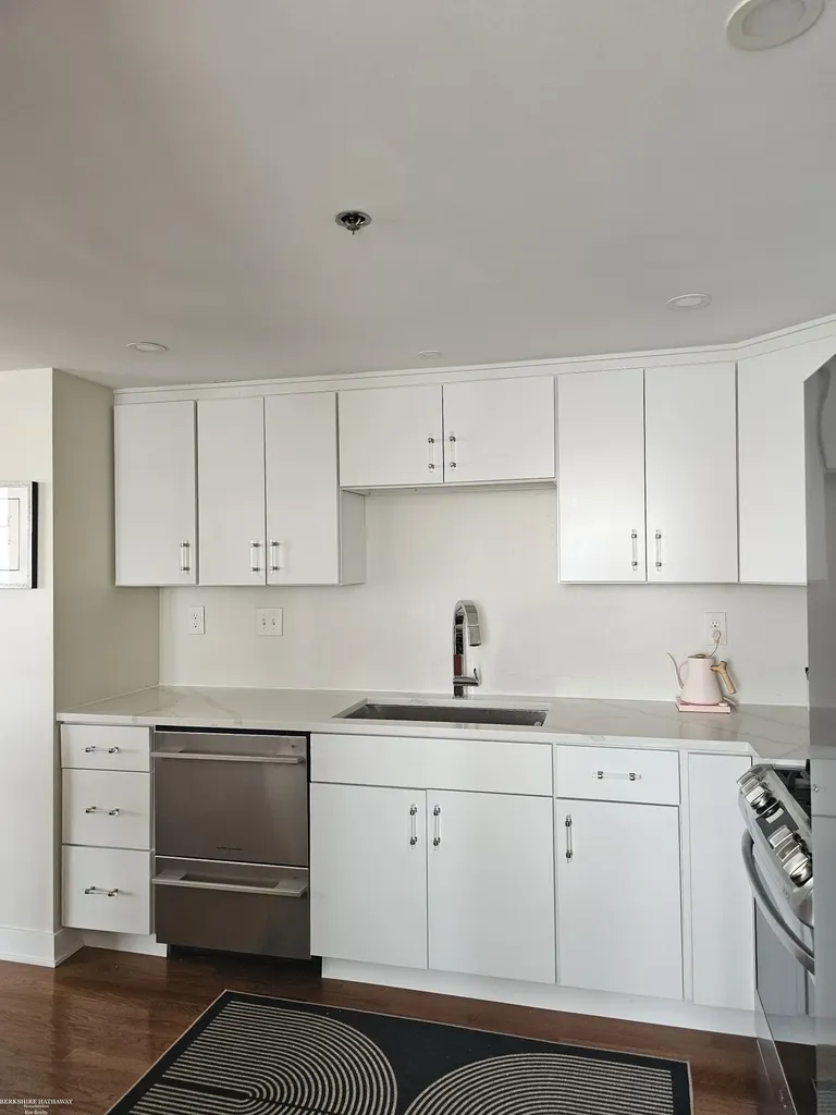 250 E Harbortown #1110 Drive Detroit City MI 48207