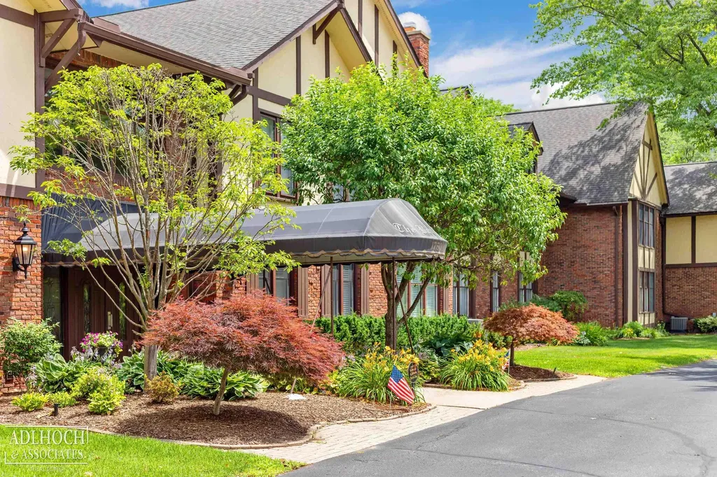 1750 Vernier Road Grosse Pointe Woods City MI 48236