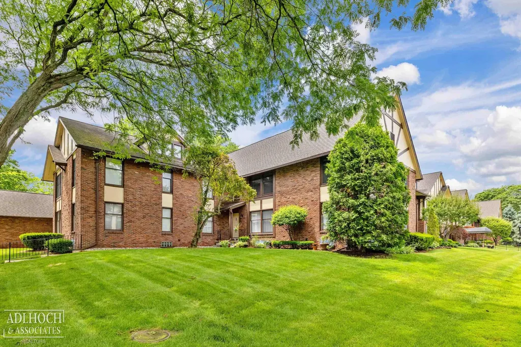 1750 Vernier Road Grosse Pointe Woods City MI 48236