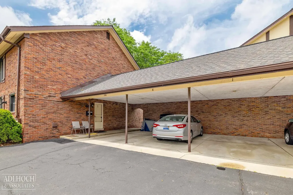 1750 Vernier Road Grosse Pointe Woods City MI 48236