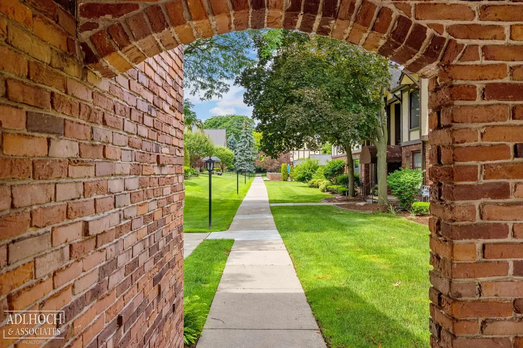 1750 Vernier Road Grosse Pointe Woods City MI 48236