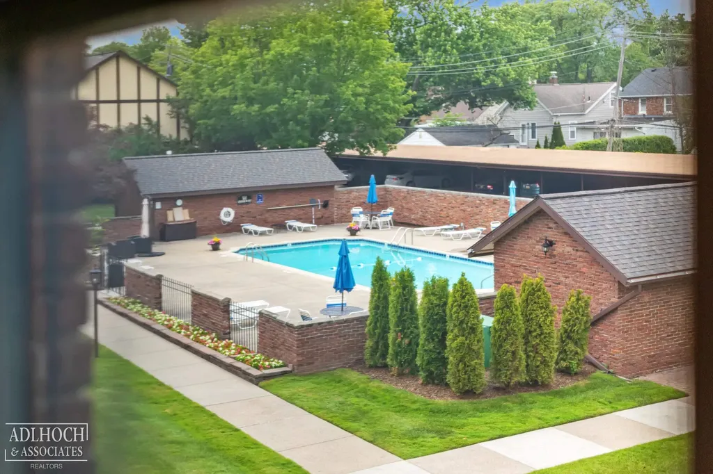 1750 Vernier Road Grosse Pointe Woods City MI 48236
