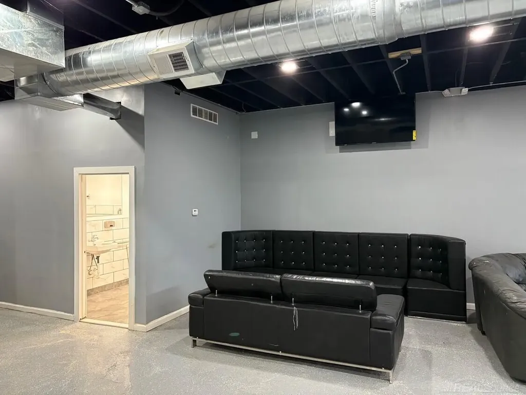 5117 E 7 Mile Road Detroit City MI 48234