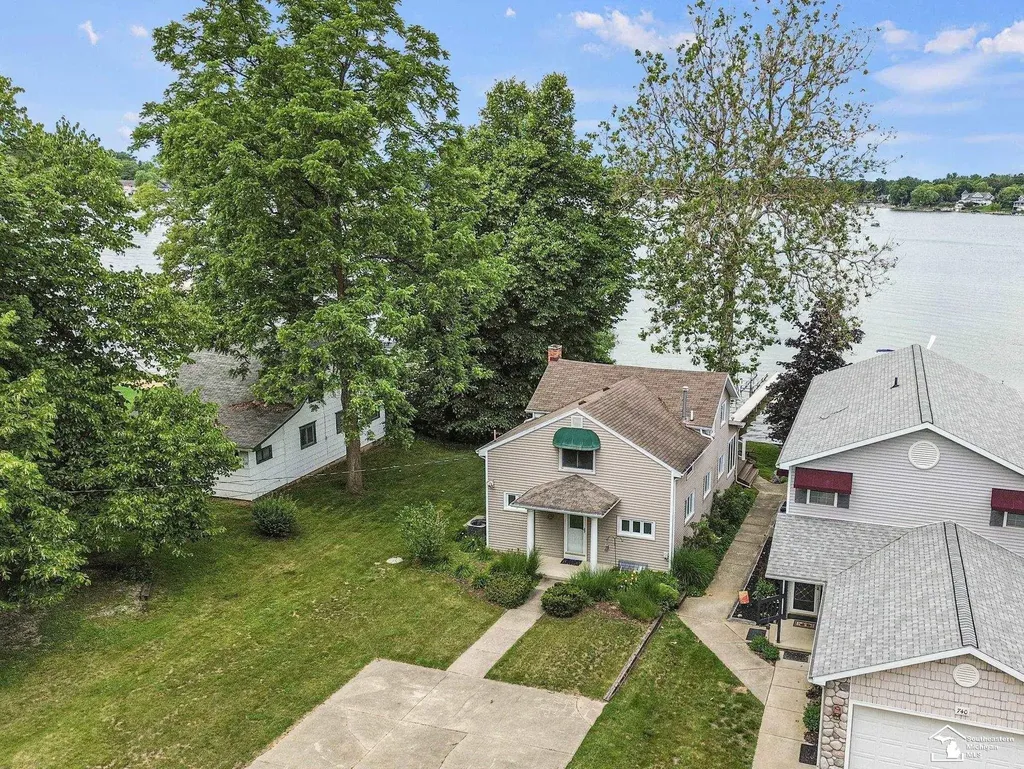 736 Lakeview Drive Columbia Township MI 49234