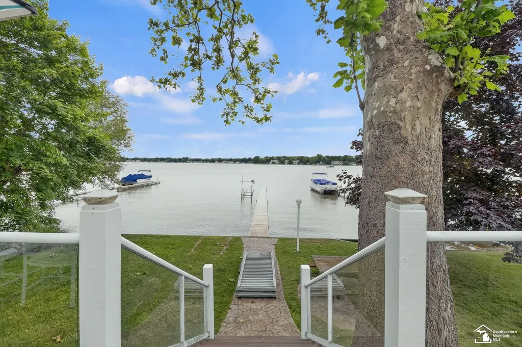 736 Lakeview Drive Columbia Township MI 49234