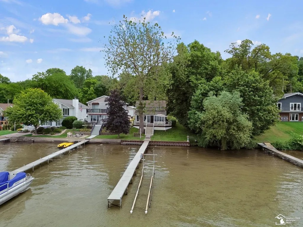 736 Lakeview Drive Columbia Township MI 49234