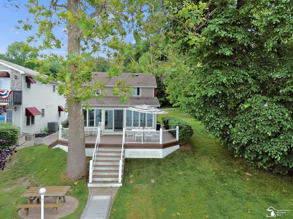 736 Lakeview Drive Columbia Township MI 49234