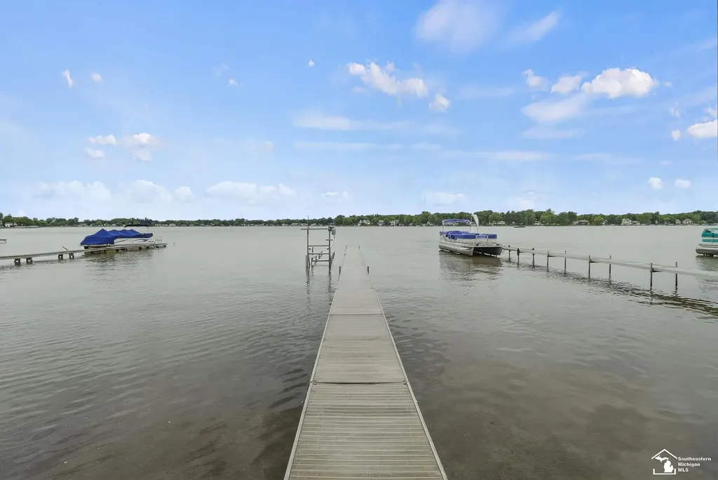 736 Lakeview Drive Columbia Township MI 49234