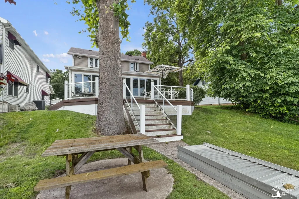 736 Lakeview Drive Columbia Township MI 49234