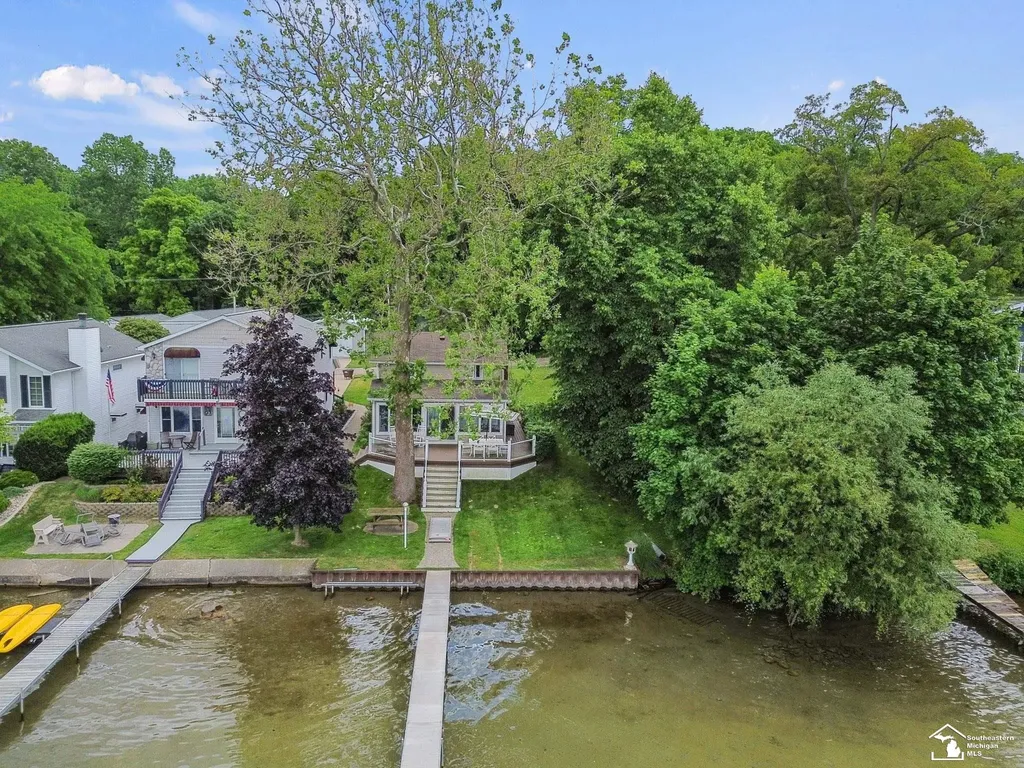 736 Lakeview Drive Columbia Township MI 49234