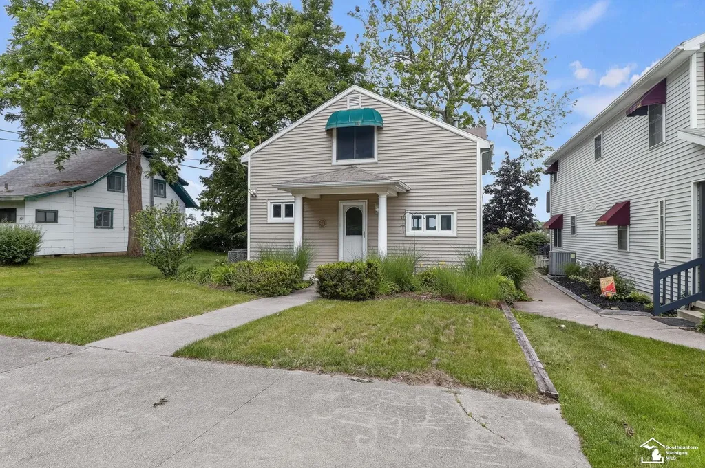 736 Lakeview Drive Columbia Township MI 49234
